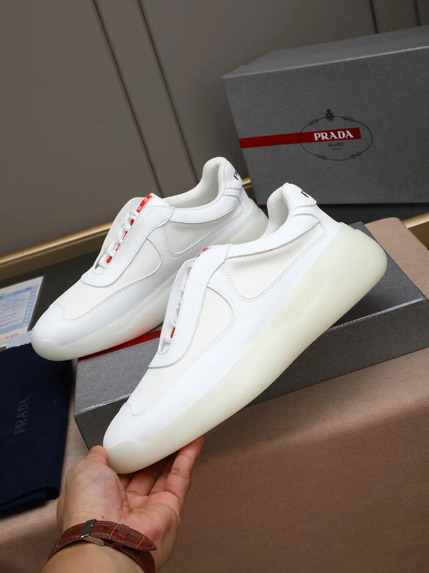 Men's shoes💰420 Prada/Prada sneakers👟! Low-top lace-up sports shoes, fashionable and elegant style. Made of top-layer cowhide leather spliced ​​with breathable mesh. Soft, comfortable and breathable. Logo lettering on the tongue. Finely crafted details. Lightweight foam sole, fashionable and versatile‼ ️size: 38-44 (45 customized